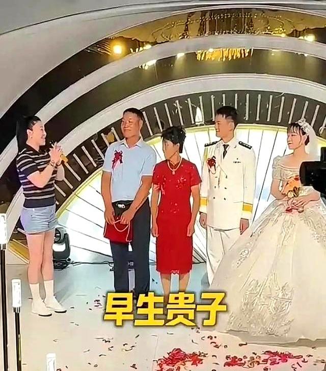 关婷娜回黑龙江老家参加婚礼，当证婚人，穿热裤登台引争议