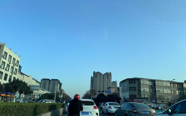 你知道吗，这个冬天暖气吹得太热，结果有人都睡不好觉，然后一