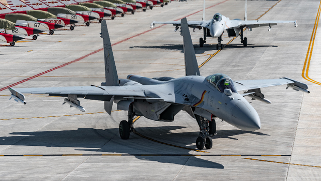 距离148公里，突然锁定日本战机！解放军歼-15T，优势毫无悬念