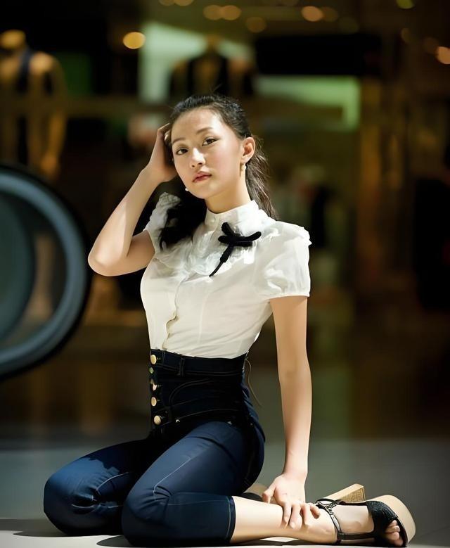 她是赵本山最美的女徒弟，“戏里”土里土气	，“戏外	”美得认不出