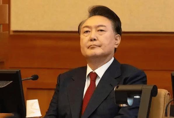 李在明忍无可忍，65岁的尹锡悦拒捕不顾颜面，不穿外衣在地上撒泼打滚，狱警拉都拉不走