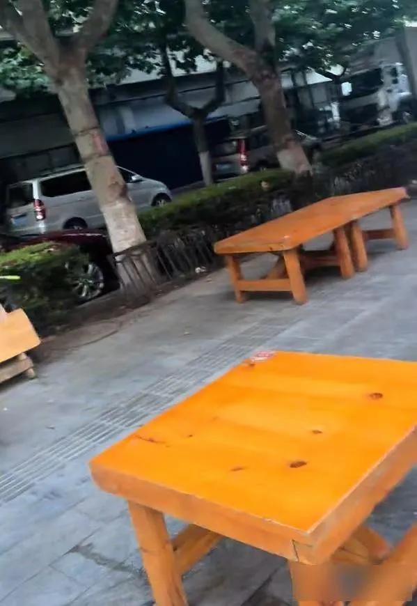 女子晚上喝得酩酊大醉，躺在烧烤摊的桌子上睡着了：天亮了还没醒