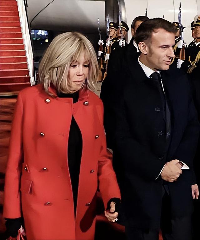 72岁布里吉特真洋气，红大衣配高跟鞋美翻了	，挽着马克龙胳膊好甜