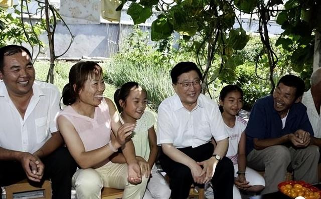 他是原上海市委书记，在上海工作40多年，官至正国级，69岁病逝