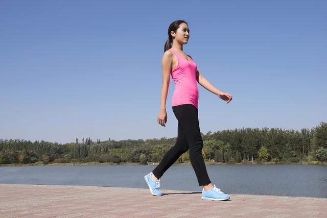 哈佛医生亲荐！倒走5分钟胜过正走万步，护膝还能练大脑