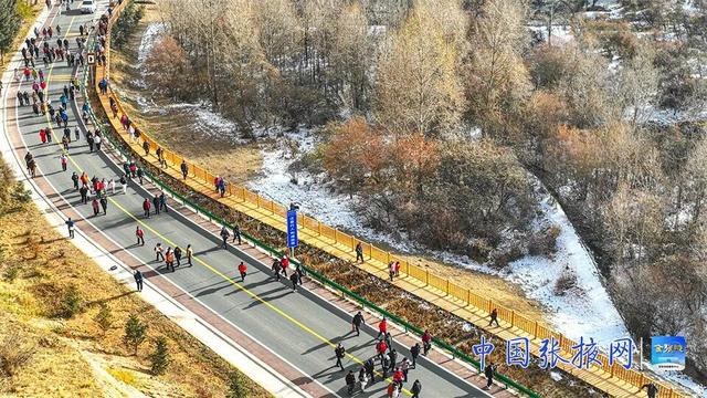 【组图】张掖肃南：初冬徒步健身强体魄