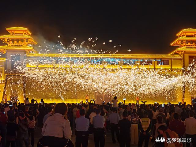 铁火映山河 中俄共华章 云梦国庆夜空中绽放文明对话