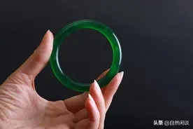 保姆打碎雇主玉镯被赔四万，半年后，雇主提着礼物登门拜访图片