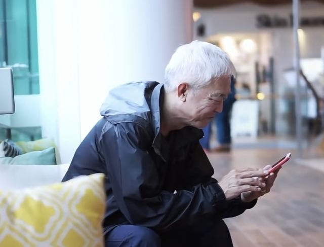 手机，正在毁掉老人
