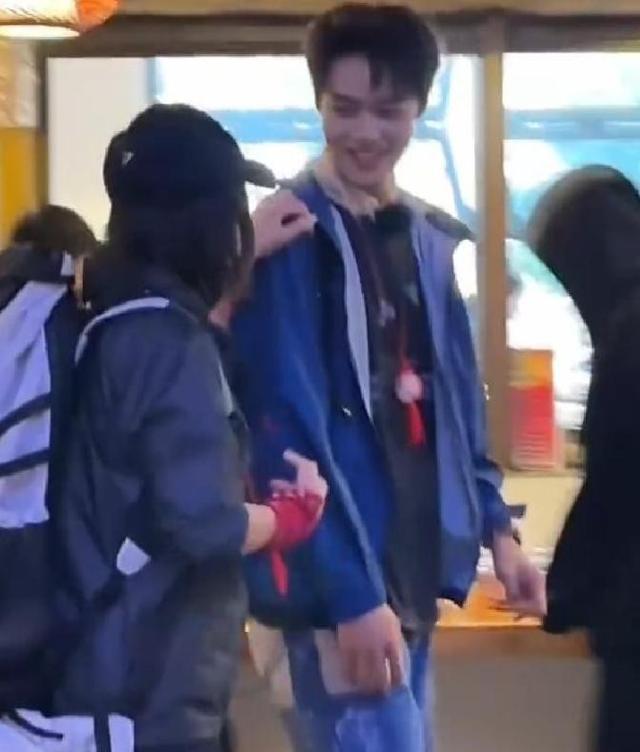 梁朝伟不再隐瞒，坦白久居日本的原因，难怪结婚17年都不要孩子
