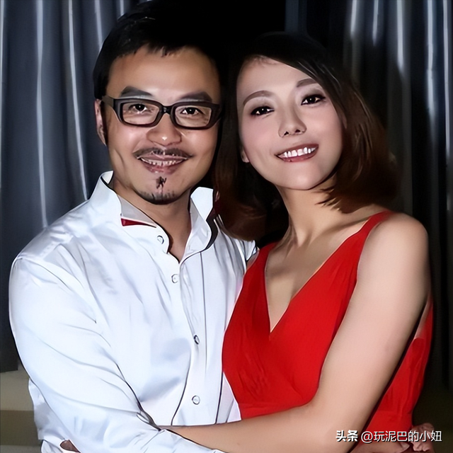 51岁汪涵现状:常年居住在长沙,穿人字拖嚼槟榔,大烟斗不离身