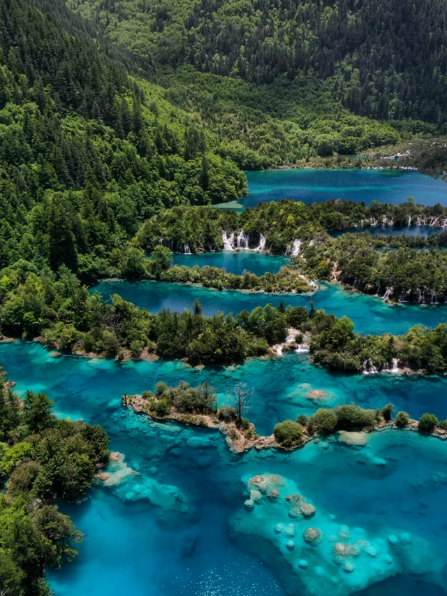 绿染山海，瀑溅七彩，九寨沟八月诗意漫云端