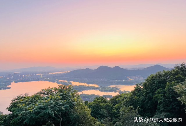 想看一场唯美日落吗？来杭州“山顶古刹”吧，自驾可达，免费惊艳