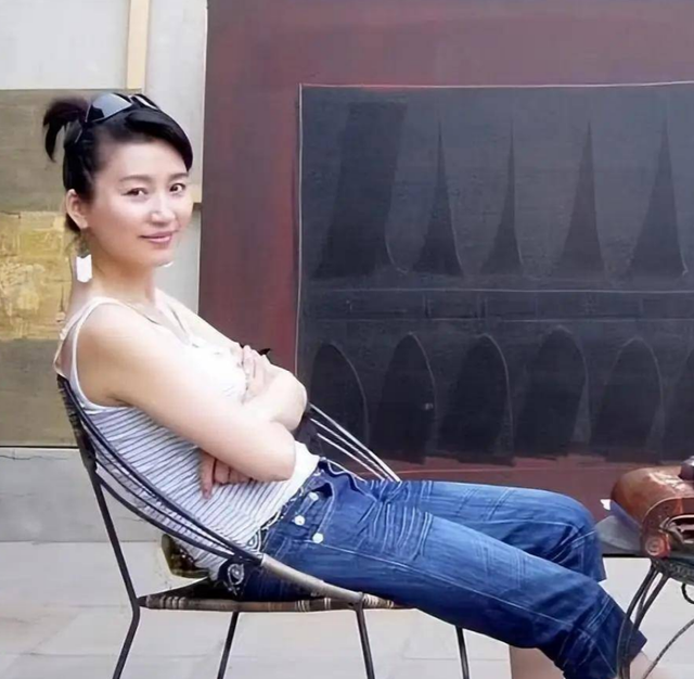 曾为著名央视主持人的王小丫，两次婚姻均未怀孕，如今成普通大妈