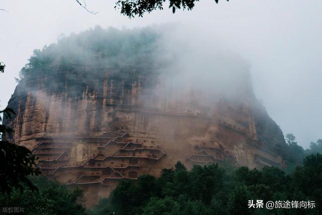 秦岭深处藏千年景，金红余晖爬过秦岭余脉轮廓，麦积山光影里秘密