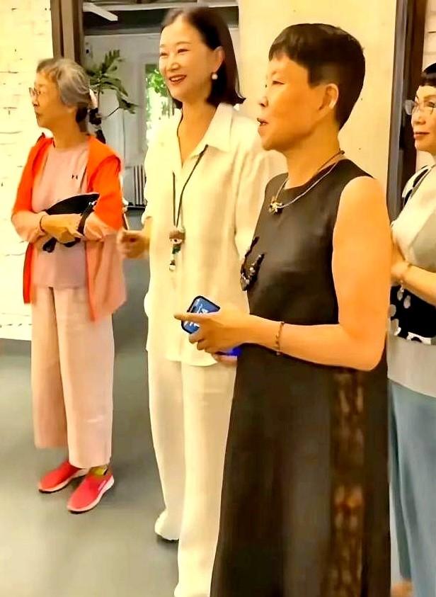 宋祖英私下聚会曝光，穿棉麻短发亮相，完全颠覆你的印象！