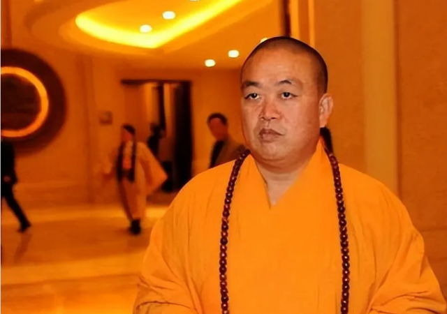 22 年前释永信与师姐合影，师姐胸前挂的这东西太意外！