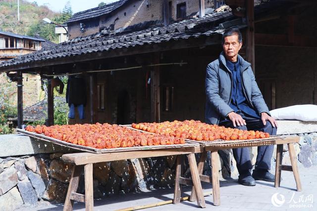 冬日里的宁德古村：红柿映古厝