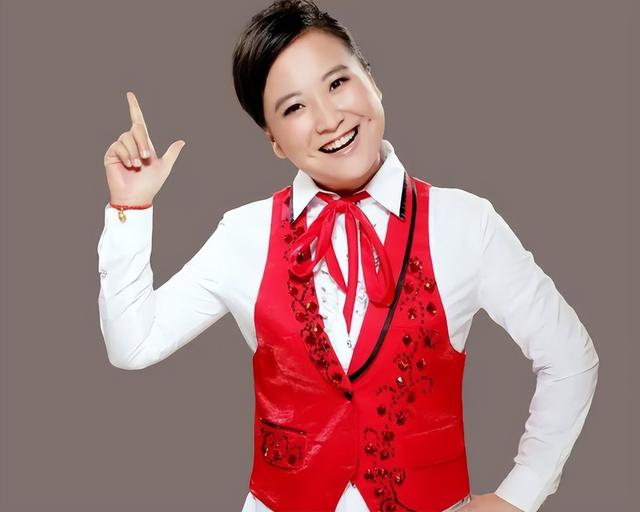 瘦到脱相？43岁的贾玲罕见露面，脸跨不平、又瘦又"颓"，令人唏嘘