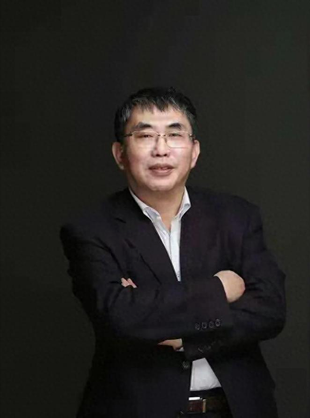 聂卫平葬礼，长子捧遗像	，两前任妻子未现身，现任兰莉娅主持现场