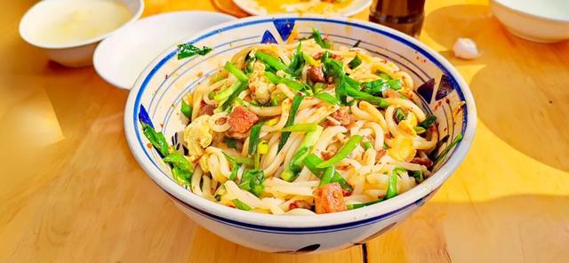 长安东曹村，帝王陵园里的面馆吃油泼三合一