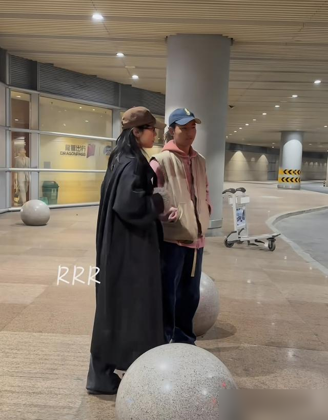 白百何携大儿子现身，17岁元宝戴耳钉扎小辫，小肉脸像前夫陈羽凡