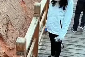 网曝游客在甘肃张掖七彩丹霞景区挖取土壤？景区回应：事发非核心区域，被及时制止图片