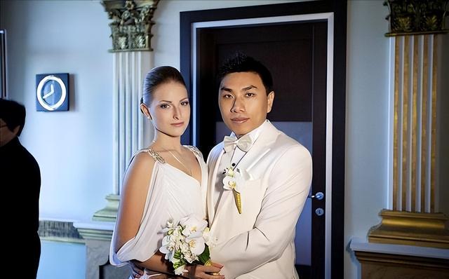 河北小伙娶小12岁乌克兰绝色美女，结婚11年后，妻子出轨波兰农民