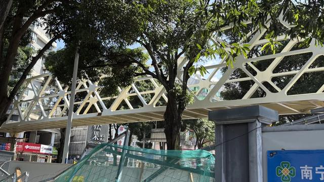 南宁闷声不响的搭建了一座人行天桥,住附近的人幸福了!