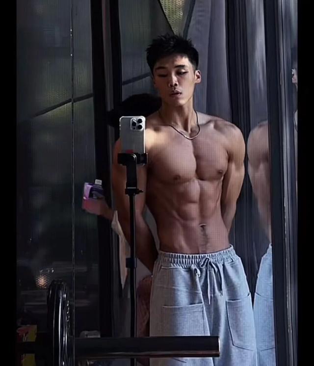 182北京私教的坦克胸肌把我劝退了他只有四块腹肌身体却这么离谱