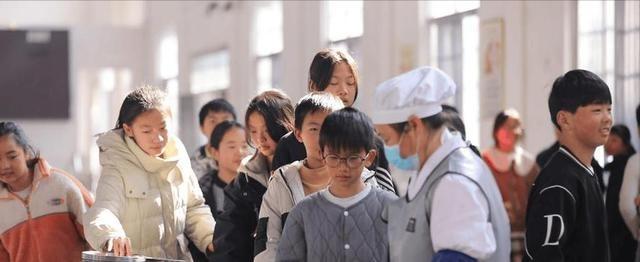 国家下死命令了，在2027年底前	，所有中小学必须告别“校外配餐	”