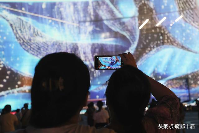 周边商场瞬时客流破纪录！上海国际光影节点亮消费新场景