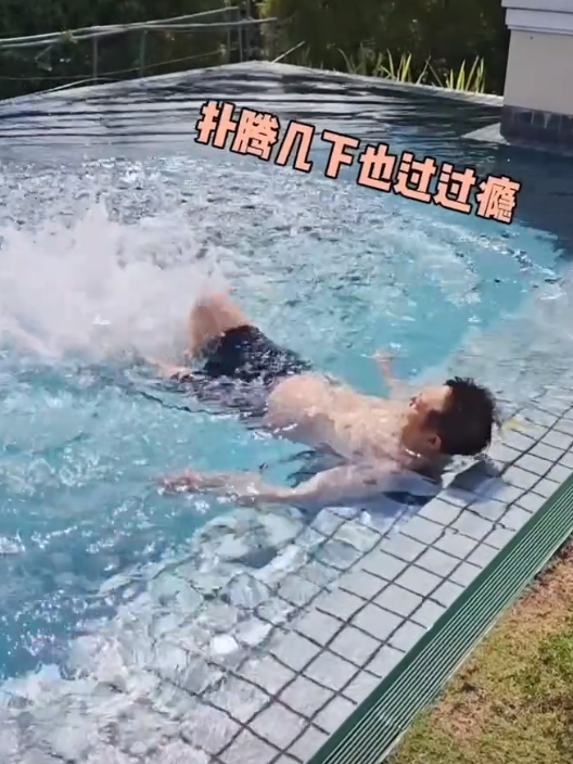 62岁李连杰豪宅游泳，脱光上衣自证清白，大腹便便并无刀疤