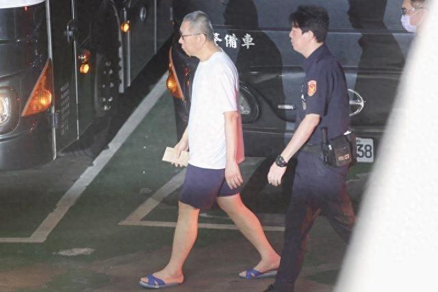 被大陆警告后，赖清德改口称洪秀柱无罪，对没去北京的马英九下手