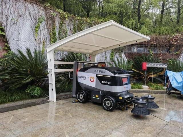 武汉火车站一台扫地机器人上岗，一天可保洁2万平方米