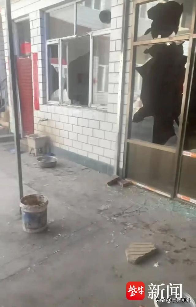 男子被狗咬伤后摔死狗，狗主人带亲属上门遭反杀，案件一审开庭；双方各执一词：被害人家属称未曾动手