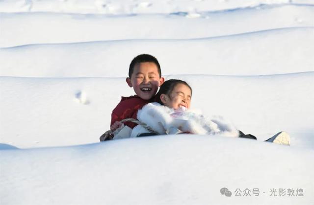敦煌“童话雪乡”引客来