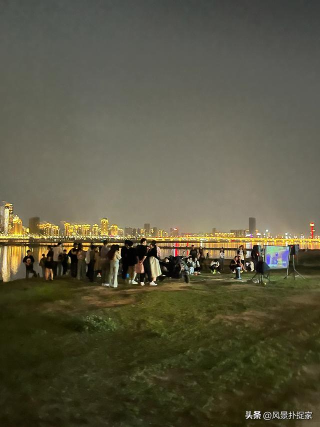南昌秋水广场摆摊，夜生活真丰富！