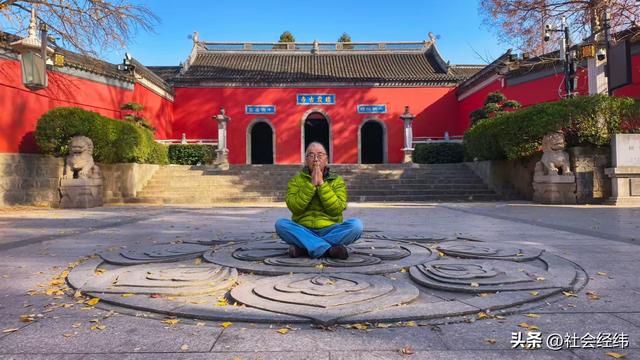 枫染栖霞醉金陵！明秀山红叶铺就秋日限定画卷