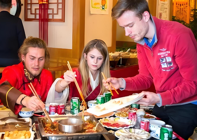 美国网友：中国不可怕，可怕的是中国凌晨三点钟，街道上还全是人