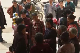 05年，重庆奇女子雌雄同体，嫁给老公生一子，后又娶妻得一娃图片