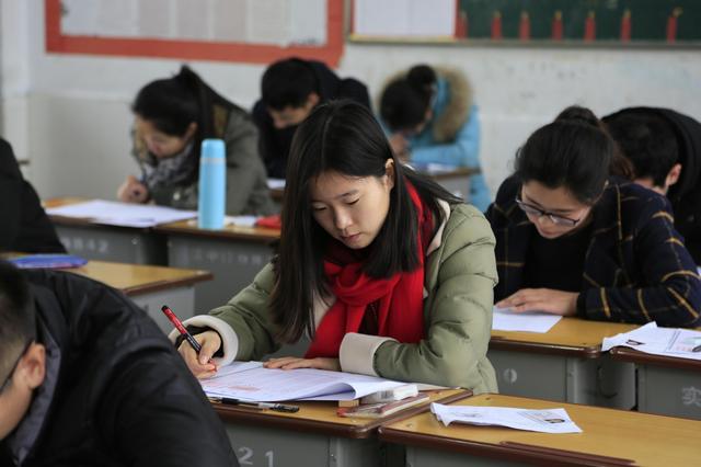 比私企裁员更狠！体制内大地震：退三进一， AI正抢走公务员的饭碗