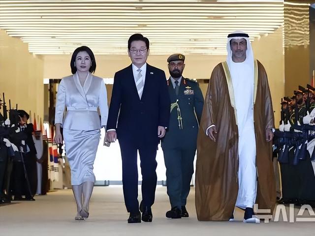 韩国第一夫人惊艳了埃及！59岁穿丝绸收腰裙，小腹凸起也难掩风韵