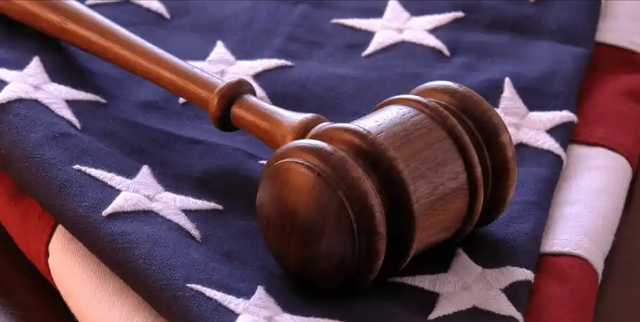 爱泼斯坦案再爆猛料！权贵合影流出，特朗普克林顿同框，白宫急了