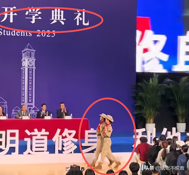 93受阅女兵参加婚礼被骂惨！网友：穿这套衣服去是几个意思？