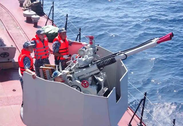 越南继续搞事情？出稀土新规后，越军舰穿台海，对华示威对美示好