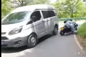 男子开车压实线，拐弯时与摩托车相撞，让摩托车报保险，网友热议图片