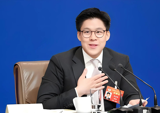 郭晶晶没想到	，离过年不到俩月，79岁公公霍震霆，再次给霍家长脸