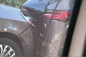 宋亚轩、刘耀文所乘车辆被恶意追尾 时代少年团方已报警图片