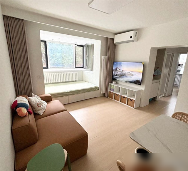 北京姑娘38㎡蜗居客厅火了，因“阳台改成卧室”走红，太有想法了